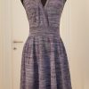 Violett-blaues Cocktailkleid mit Silberfäden, Neckholder mit tiefem V-Ausschnitt und weitem schwingendem Rock, rückenfrei, knielang