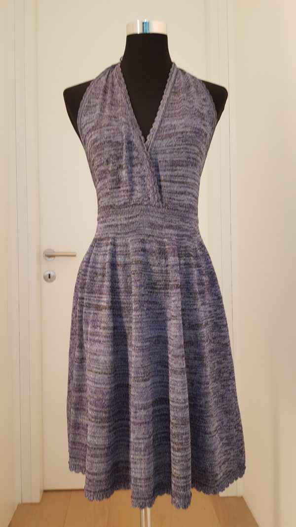 Violett-blaues Cocktailkleid mit Silberfäden, Neckholder mit tiefem V-Ausschnitt und weitem schwingendem Rock, rückenfrei, knielang