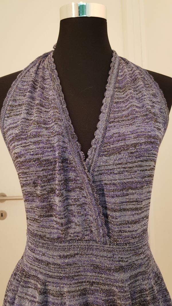 Violett-blaues Cocktailkleid mit Silberfäden, Neckholder mit tiefem V-Ausschnitt und weitem schwingendem Rock, rückenfrei, knielang