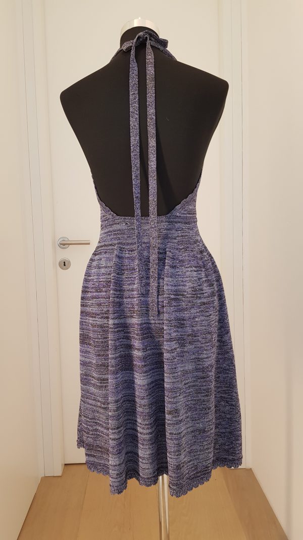 Violett-blaues Cocktailkleid mit Silberfäden, Neckholder mit tiefem V-Ausschnitt und weitem schwingendem Rock, rückenfrei, knielang
