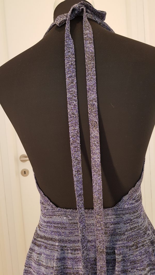Violett-blaues Cocktailkleid mit Silberfäden, Neckholder mit tiefem V-Ausschnitt und weitem schwingendem Rock, rückenfrei, knielang