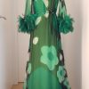 grünes Seidenkleid mit Blumenmuster im 70er Jahre Stil, bodenlang, Zotteln an Ärmel- und Rocksaum, schlichtes hellgrünes Baumwollunterkleid, Ärmel geschlitzt, zarter Gürtel