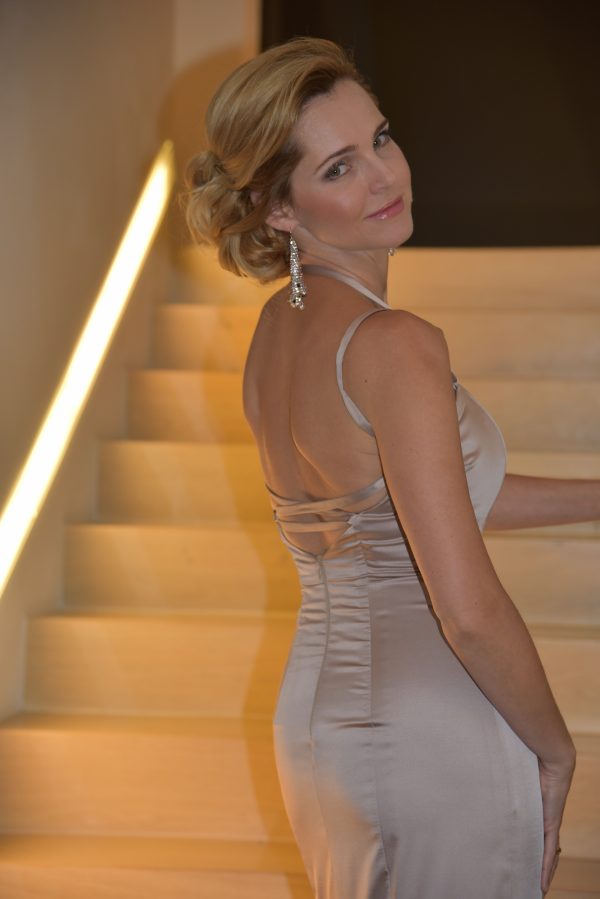 Elegantes Ballkleid in nude mit raffinierter Bindung über Schultern und Rücken, figurbetont, sexy, Rüschenstoff ab Kniehöhe, Schleppe