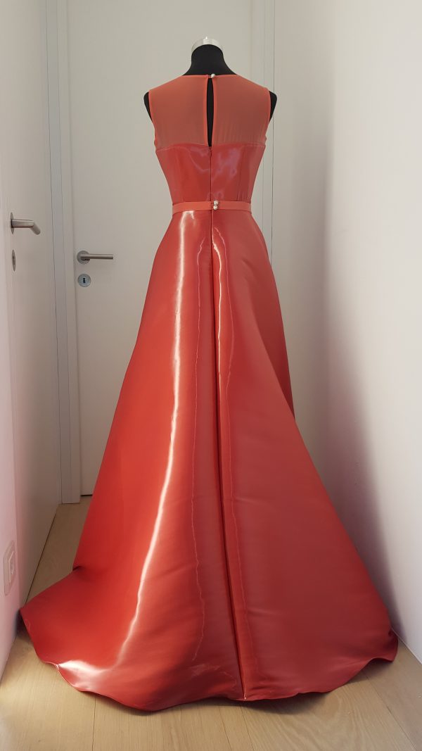 rote, sehr edle ärmellose Ballrobe im Etui-Kleid Stil mit Netz, schmaler Gürtel mit kleiner Masche, Techno-Material, star schillernd