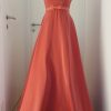 rote, sehr edle ärmellose Ballrobe im Etui-Kleid Stil mit Netz, schmaler Gürtel mit kleiner Masche, Techno-Material, star schillernd