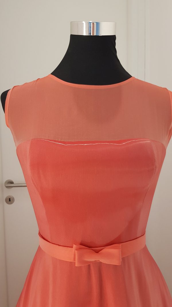 rote, sehr edle ärmellose Ballrobe im Etui-Kleid Stil mit Netz, schmaler Gürtel mit kleiner Masche, Techno-Material, star schillernd