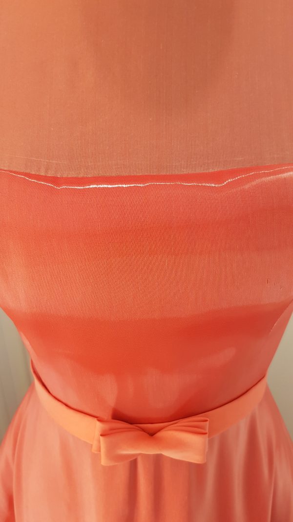 rote, sehr edle ärmellose Ballrobe im Etui-Kleid Stil mit Netz, schmaler Gürtel mit kleiner Masche, Techno-Material, star schillernd