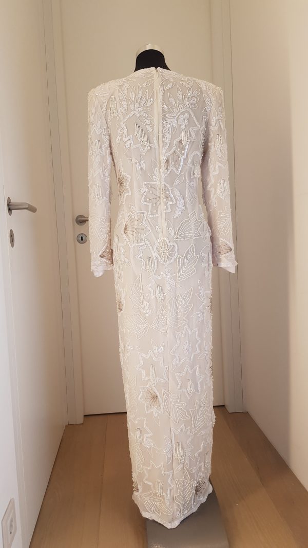 weißes, edles Braut- oder Ballkleid mit Perlen- und Pailettenstickerei mit spitzen Schultern, lange Ärmel, bodenlang mit seitlichem Gehschlitz
