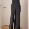 schulterfreier eleganter schwarzer Jumpsuit aus Duchesse/Seide, mit V-Korsage (gehackt plus Zippverschluss im Rücken) und Quetschfalte an den Hosenbeinen, bodenlang