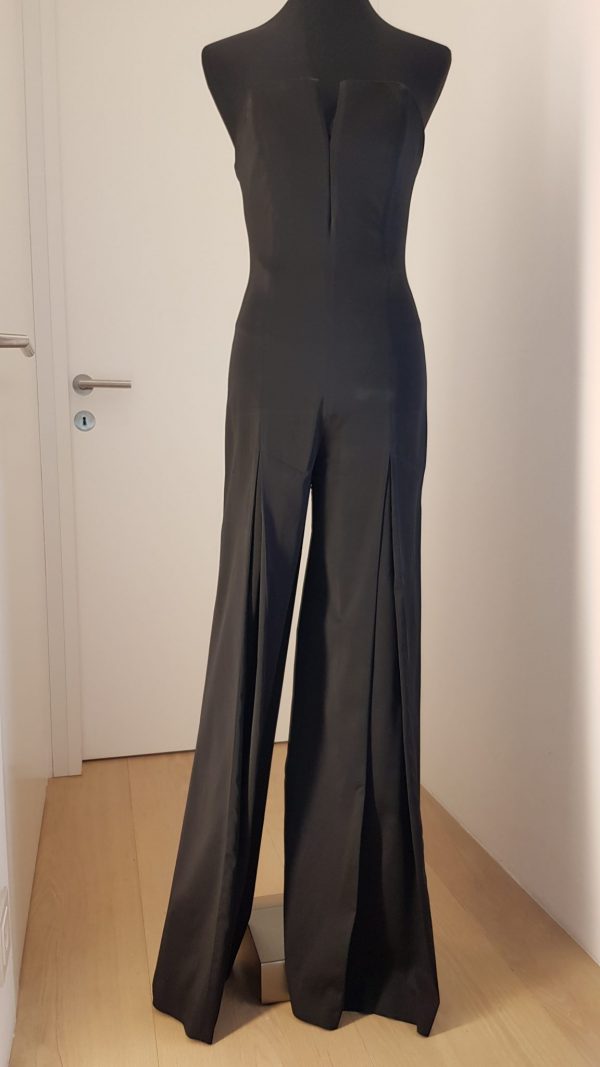 schulterfreier eleganter schwarzer Jumpsuit aus Duchesse/Seide, mit V-Korsage (gehackt plus Zippverschluss im Rücken) und Quetschfalte an den Hosenbeinen, bodenlang