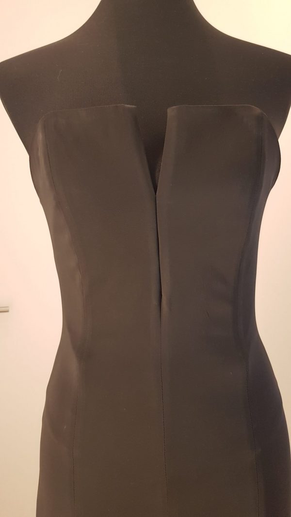 schulterfreier eleganter schwarzer Jumpsuit aus Duchesse/Seide, mit V-Korsage (gehackt plus Zippverschluss im Rücken) und Quetschfalte an den Hosenbeinen, bodenlang