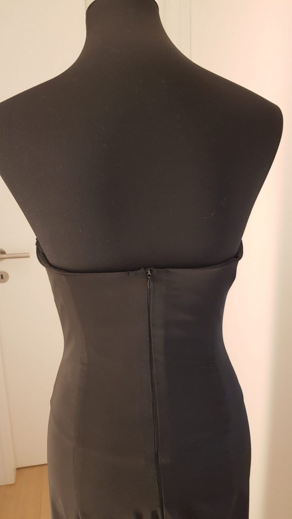 schulterfreier eleganter schwarzer Jumpsuit aus Duchesse/Seide, mit V-Korsage (gehackt plus Zippverschluss im Rücken) und Quetschfalte an den Hosenbeinen, bodenlang