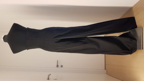 schulterfreier eleganter schwarzer Jumpsuit aus Duchesse/Seide, mit V-Korsage (gehackt plus Zippverschluss im Rücken) und Quetschfalte an den Hosenbeinen, bodenlang