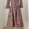 Feminines Cocktail-/Business Kleid mit Schneewittchenkragen, ausgestelltem Rock, 3/4-Ärmel, rosa/schwarz Leoparden Print, durchgeknöpfte Knopfleiste, aufgesetzte Taschen, knielang