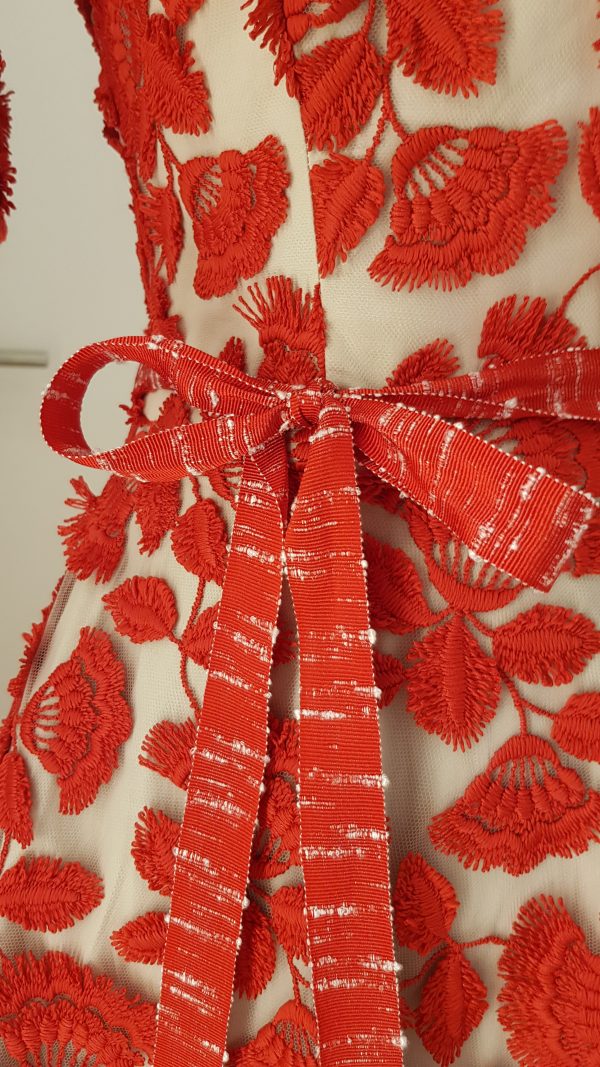 Transparentes rotes Spitzenkleid mit kurzen Ärmeln, darunter Corsagenkleid, mit weitem Rock, V-Ausschnitt hinten, Spitzengürtel, knielang