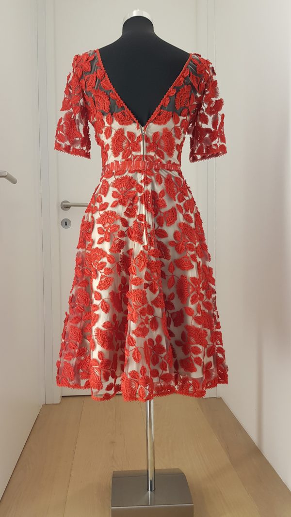 Transparentes rotes Spitzenkleid mit kurzen Ärmeln, darunter Corsagenkleid, mit weitem Rock, V-Ausschnitt hinten, Spitzengürtel, knielang