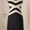 Raffiniertes Träger-Cocktailkleid, geknöpft über Schulterblättern, Rückenfrei, tiefer Ausschnitt, sehr kurzer schwarzer Rock