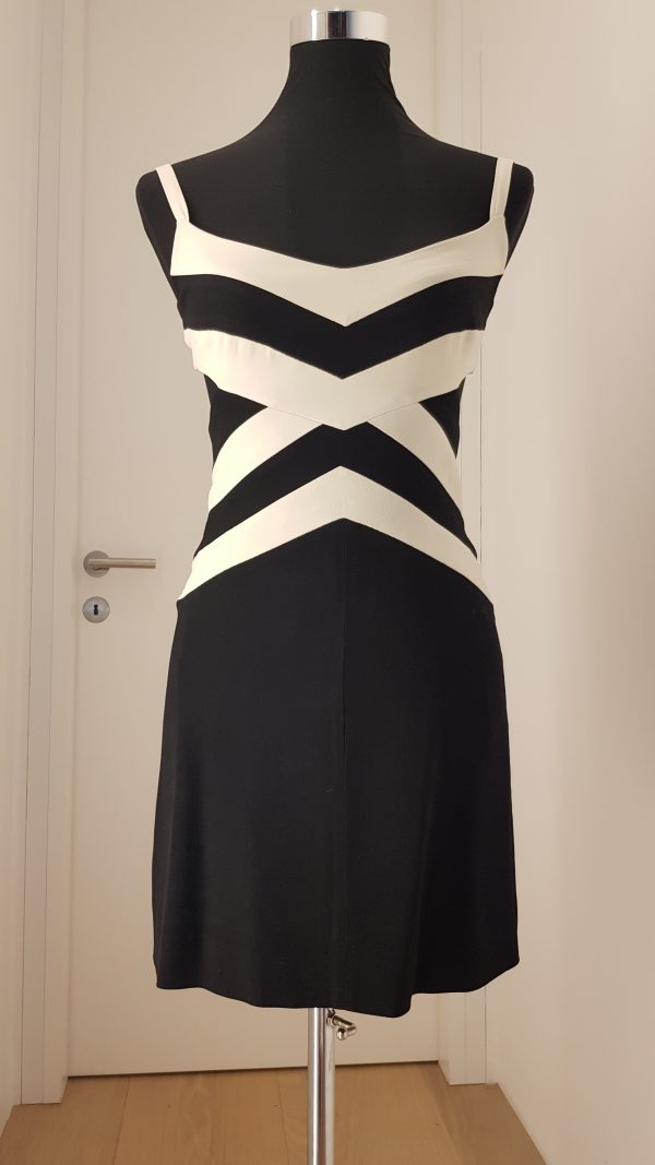 Raffiniertes Träger-Cocktailkleid, geknöpft über Schulterblättern, Rückenfrei, tiefer Ausschnitt, sehr kurzer schwarzer Rock