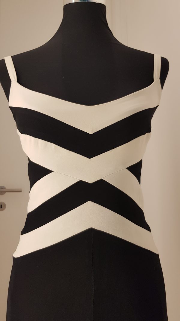 Raffiniertes Träger-Cocktailkleid, geknöpft über Schulterblättern, Rückenfrei, tiefer Ausschnitt, sehr kurzer schwarzer Rock