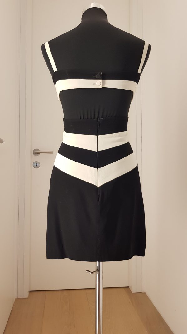 Raffiniertes Träger-Cocktailkleid, geknöpft über Schulterblättern, Rückenfrei, tiefer Ausschnitt, sehr kurzer schwarzer Rock