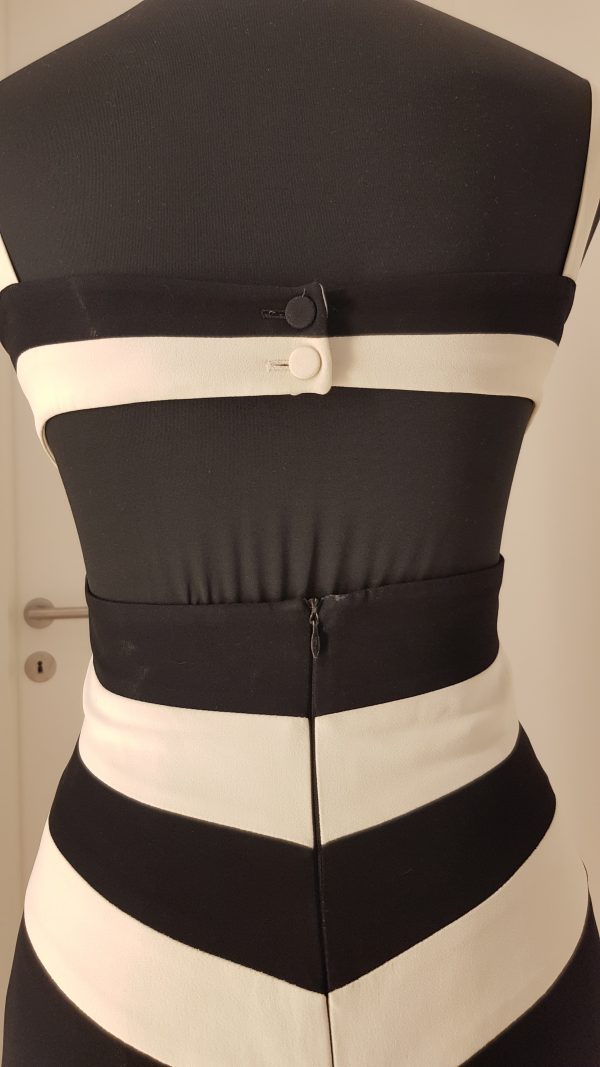Raffiniertes Träger-Cocktailkleid, geknöpft über Schulterblättern, Rückenfrei, tiefer Ausschnitt, sehr kurzer schwarzer Rock