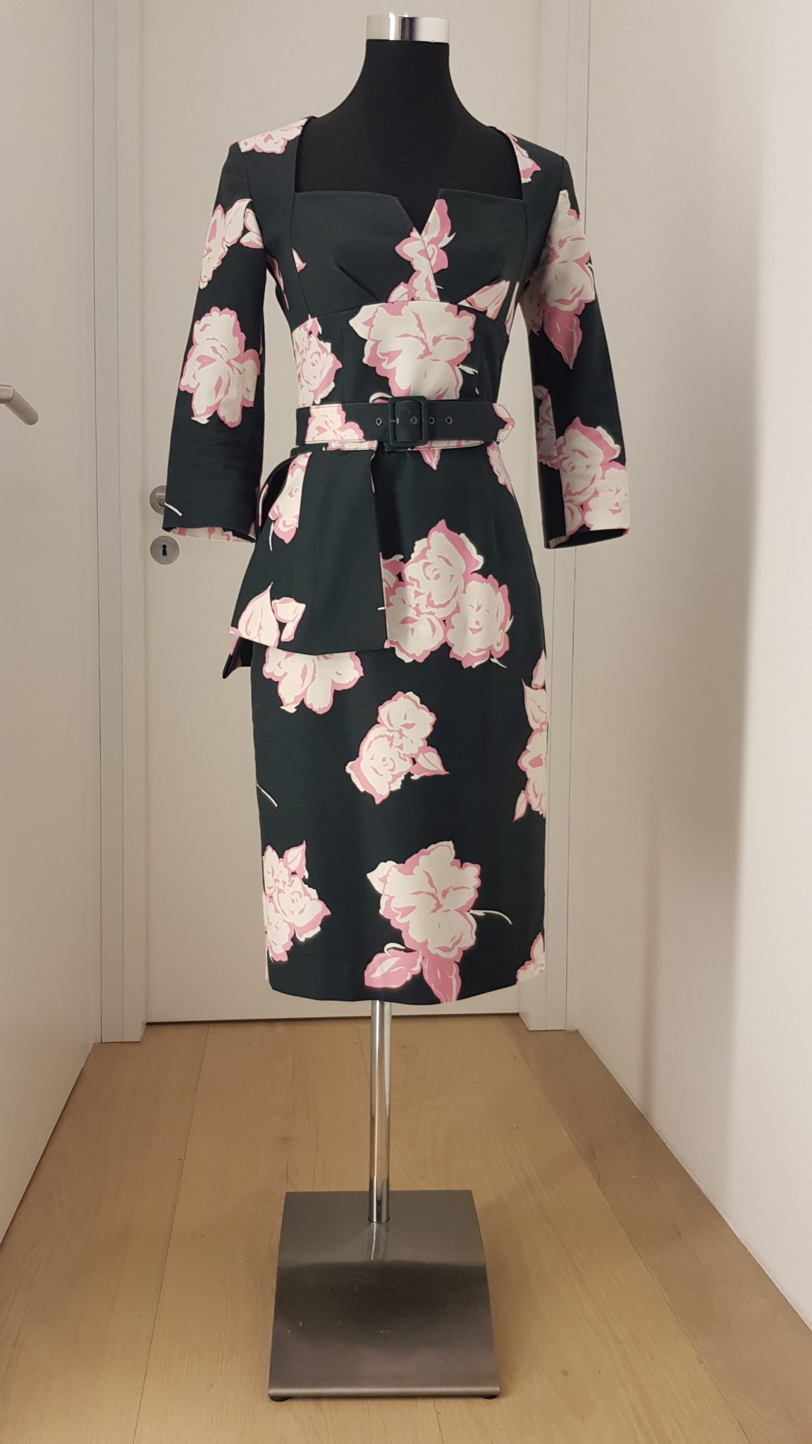 Frown translator Take a risk Kleid, Blumen,schwarz, Lena Hoschek - Luxuspuppe-Luxusmode aus zweiter Hand Frown translator Take a risk Kleid, Blumen,schwarz, Lena Hoschek - Luxuspuppe-Luxusmode aus zweiter Hand