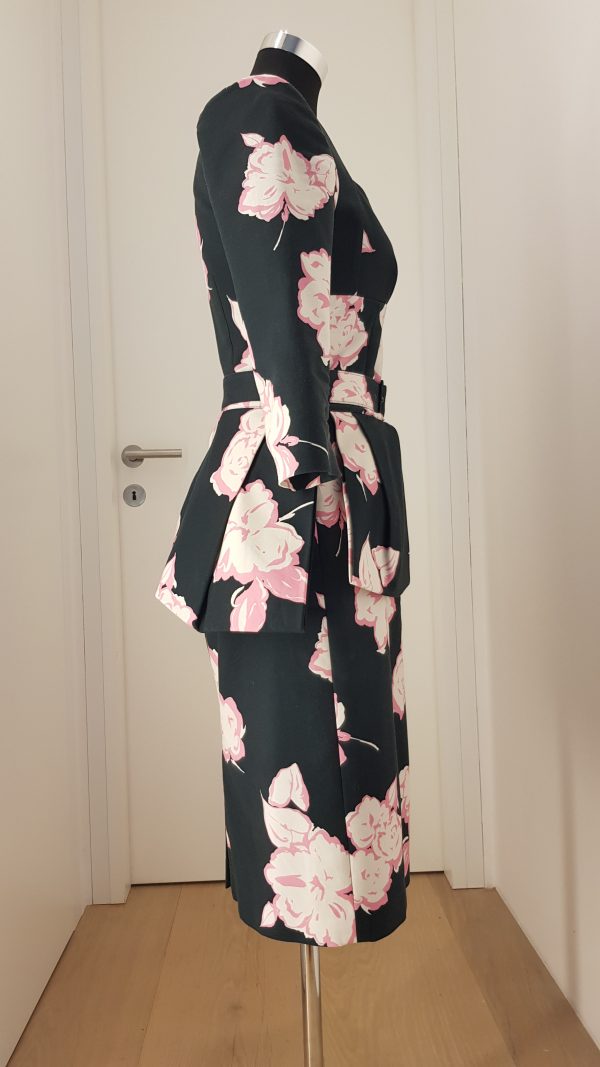 Schwarzes Business-/Cocktailkleid mit weiß-rosa Blumen, breitem Ausschnitt, 3/4-Ärmel, gerader Rock, Gürtel mit Schößchen