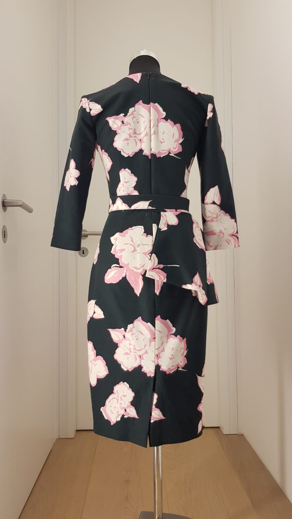 Schwarzes Business-/Cocktailkleid mit weiß-rosa Blumen, breitem Ausschnitt, 3/4-Ärmel, gerader Rock, Gürtel mit Schößchen