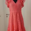Rosa Rüschenkleid mit Gummispitze, im Rücken nur Spitze, schwingender Rock, knielang, V-Ausschnitt