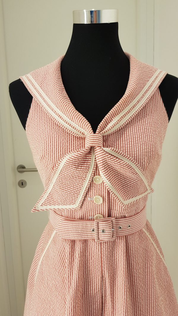 Rot-weiß gestreifter Matrosen-Jumpsuit mit Gürtel, Rückenfrei