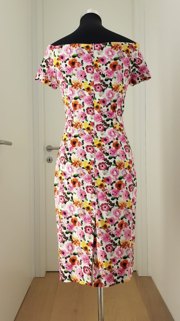 Figurbetones Blumenkleid mit bootcut Ausschnitt, angeschnittenen Ärmeln, geradem Rock, kurzer Schlitz hinten, knielang
