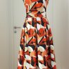 60er jahre Trägerkleid mit Gürtel und weitem Rock mit breiten Falten, in orange, rot, weiß, schwarz