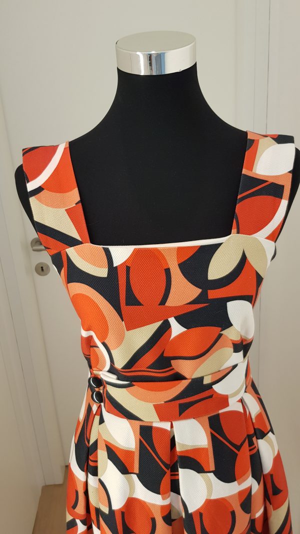 60er jahre Trägerkleid mit Gürtel und weitem Rock mit breiten Falten, in orange, rot, weiß, schwarz