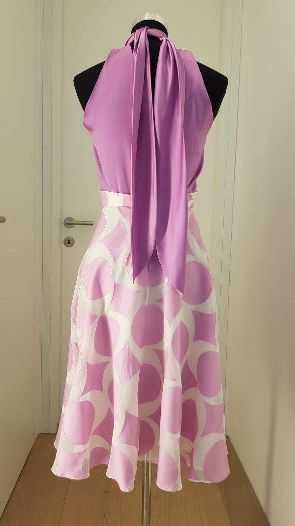 Edle, ärmellose lila Seidenbluse mit hohem engen Schalkragen und Schluppe im Nacken, Rock mit konischem Bund, geometrisches Muster, weit schwingender Rock