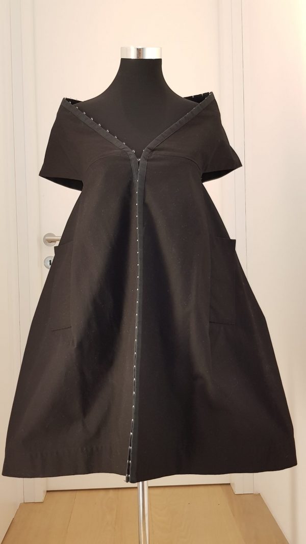 Extravagantes schwarzes A-Linien Kleid mit duchgehenden Hakerl vorne geknöpfer, angeschnittener Kragen