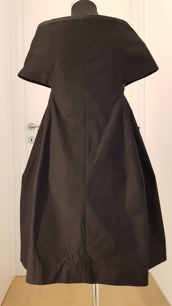 Extravagantes schwarzes A-Linien Kleid mit duchgehenden Hakerl vorne geknöpfer, angeschnittener Kragen