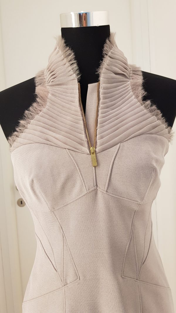 Neckholder Strechkleid in nude mit geradem Rock, ärmellos, knielang