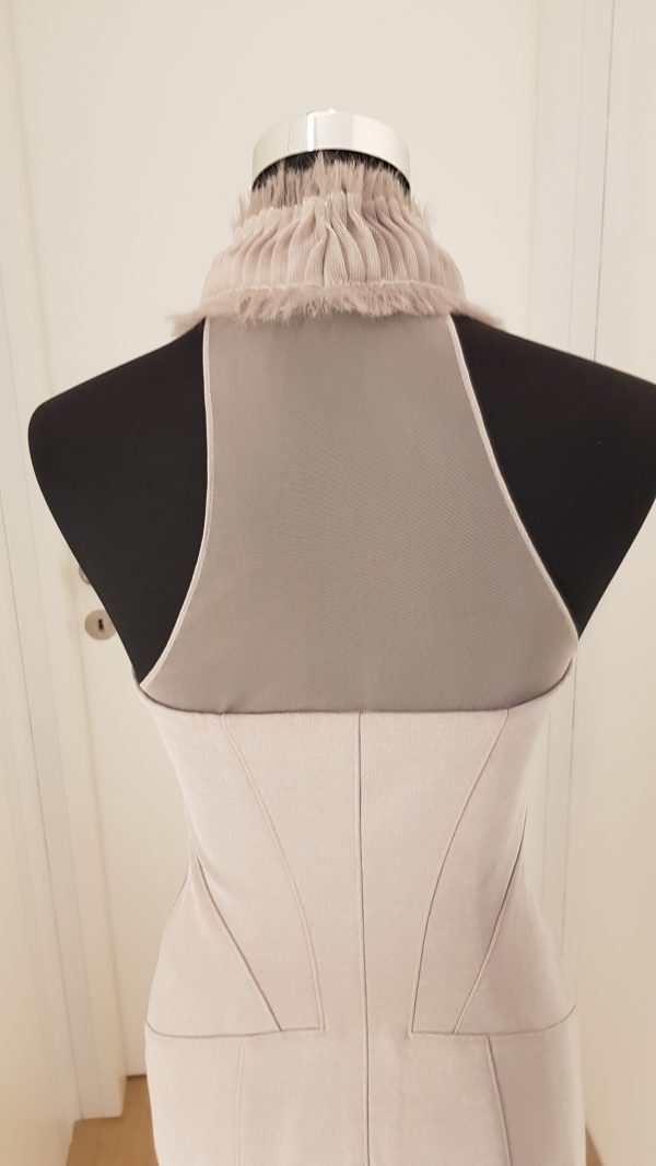 Neckholder Strechkleid in nude mit geradem Rock, ärmellos, knielang