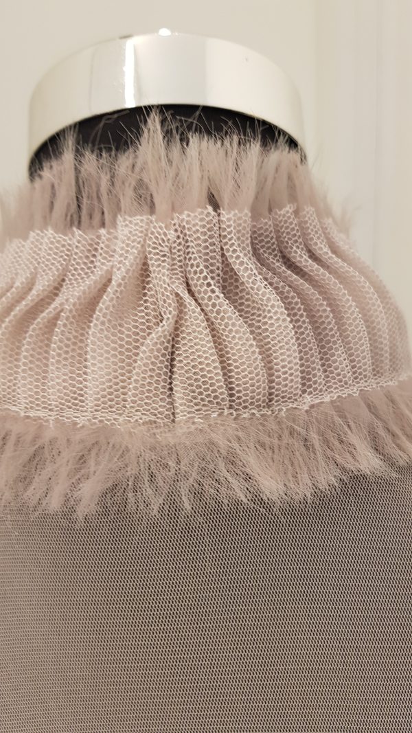 Neckholder Strechkleid in nude mit geradem Rock, ärmellos, knielang