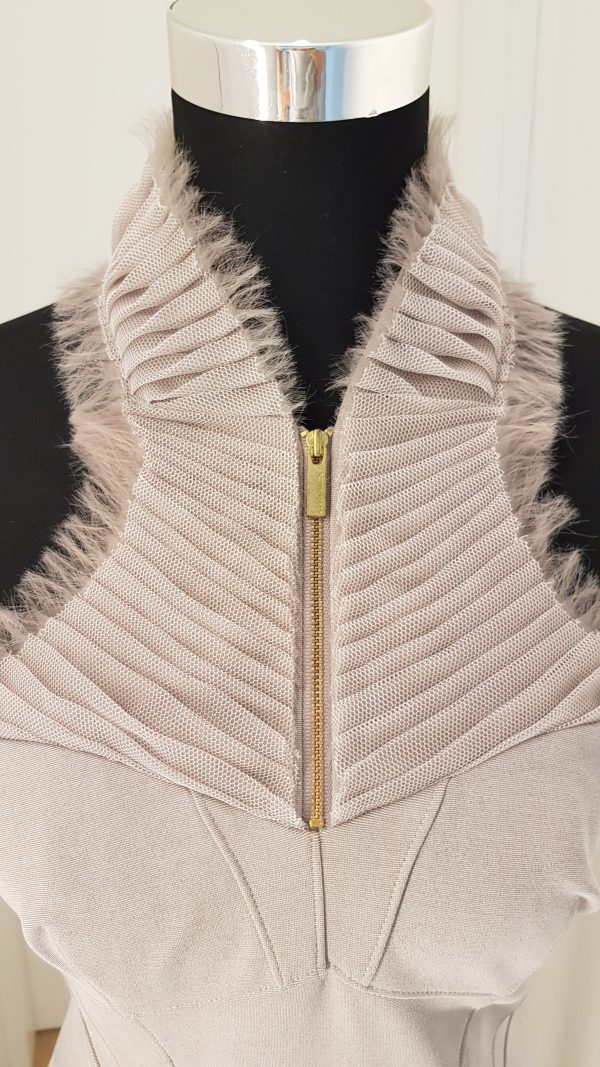 Neckholder Strechkleid in nude mit geradem Rock, ärmellos, knielang