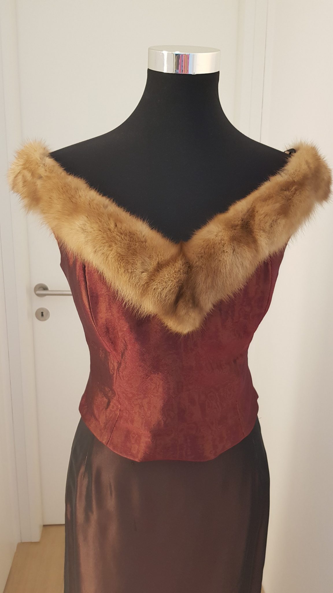 1031-Ballkleid-rot-popp-kretschmer