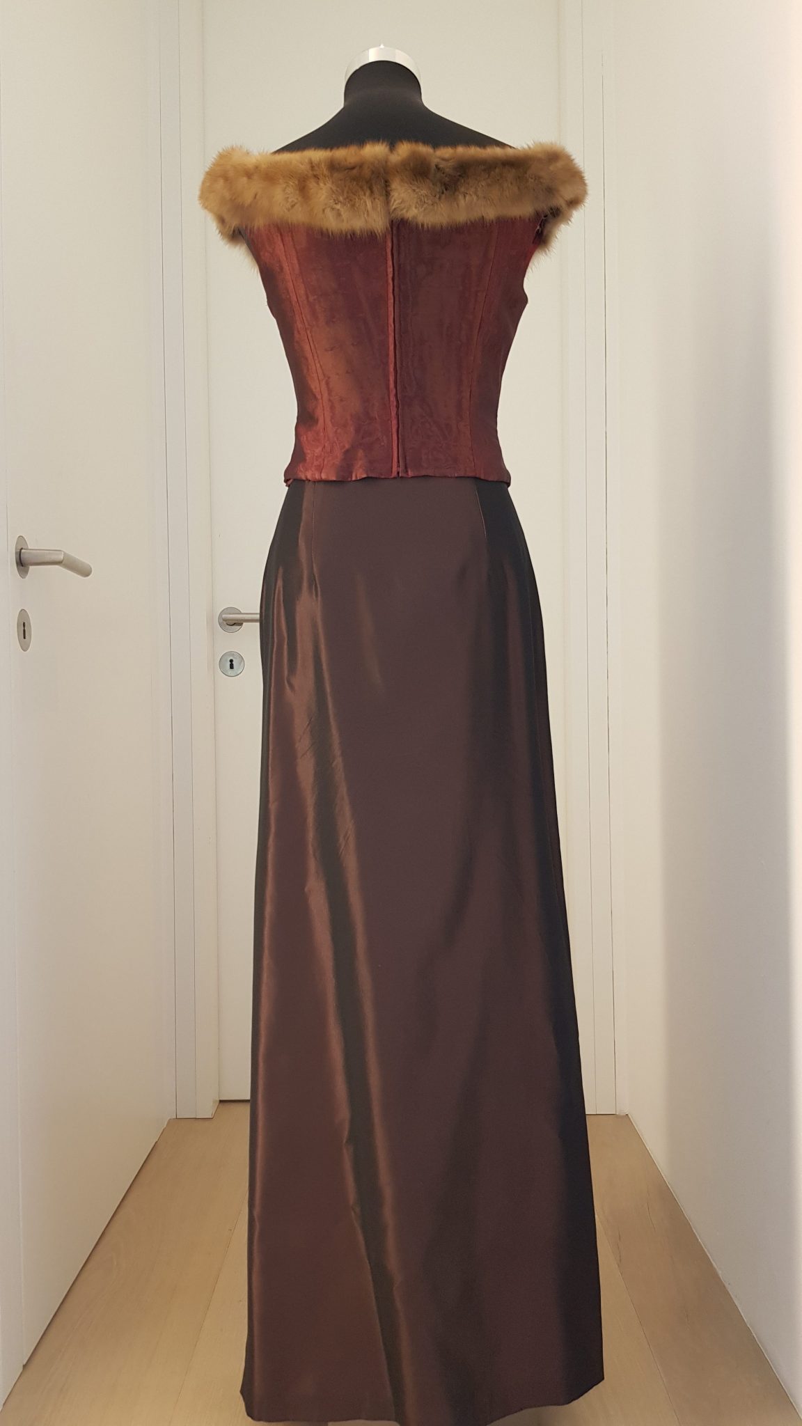 1031-Ballkleid-rot-popp-kretschmer