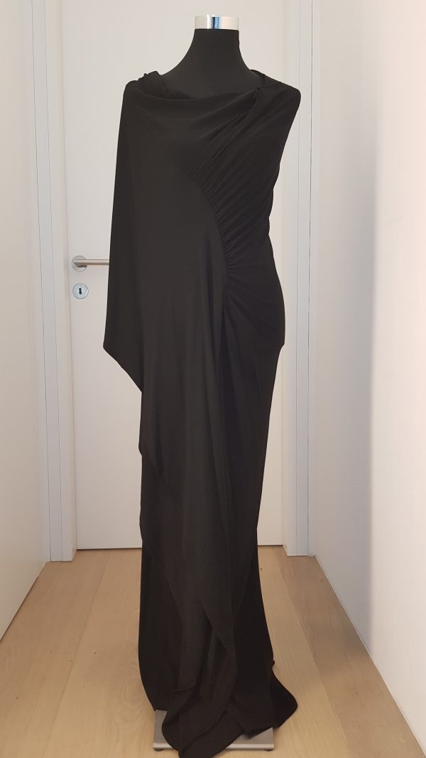 Schwarzes, asymetrishes figurbetontes langes Abendkleid in Stretch, rechts ein langer weiter Ärmel, links ärmellos, Rundhalsausschnitt