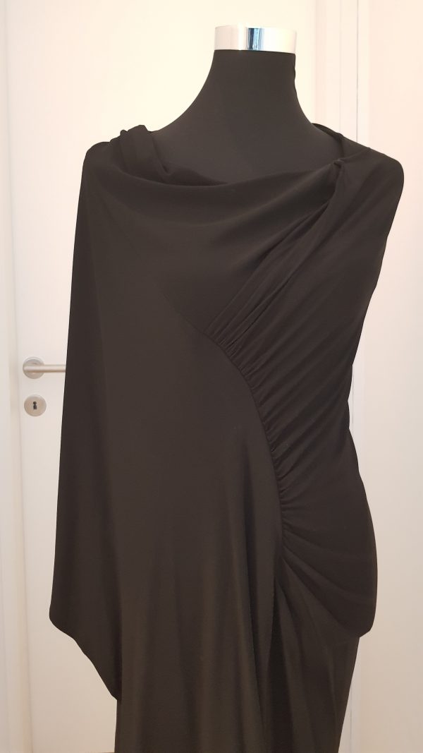 Schwarzes, asymetrishes figurbetontes langes Abendkleid in Stretch, rechts ein langer weiter Ärmel, links ärmellos, Rundhalsausschnitt