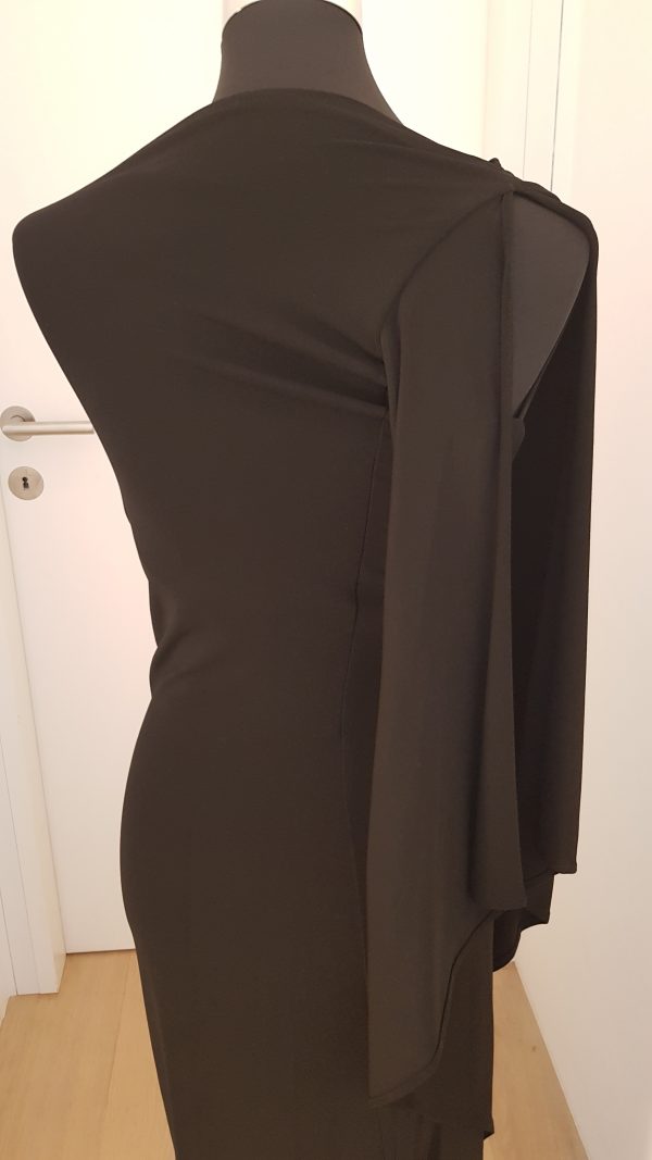 Schwarzes, asymetrishes figurbetontes langes Abendkleid in Stretch, rechts ein langer weiter Ärmel, links ärmellos, Rundhalsausschnitt