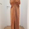 Bodenlanges Abendkleid in Kupferbraun mit dünnen bestickten Trägern, Plissee zentriert sich am Brustbein