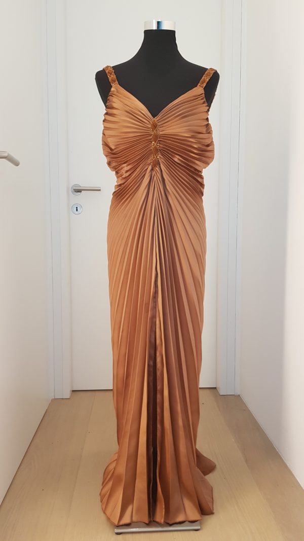 Bodenlanges Abendkleid in Kupferbraun mit dünnen bestickten Trägern, Plissee zentriert sich am Brustbein