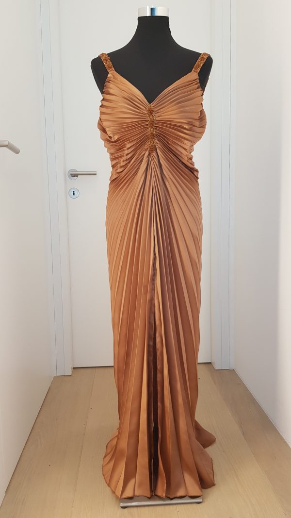 Bodenlanges Abendkleid in Kupferbraun mit dünnen bestickten Trägern, Plissee zentriert sich am Brustbein