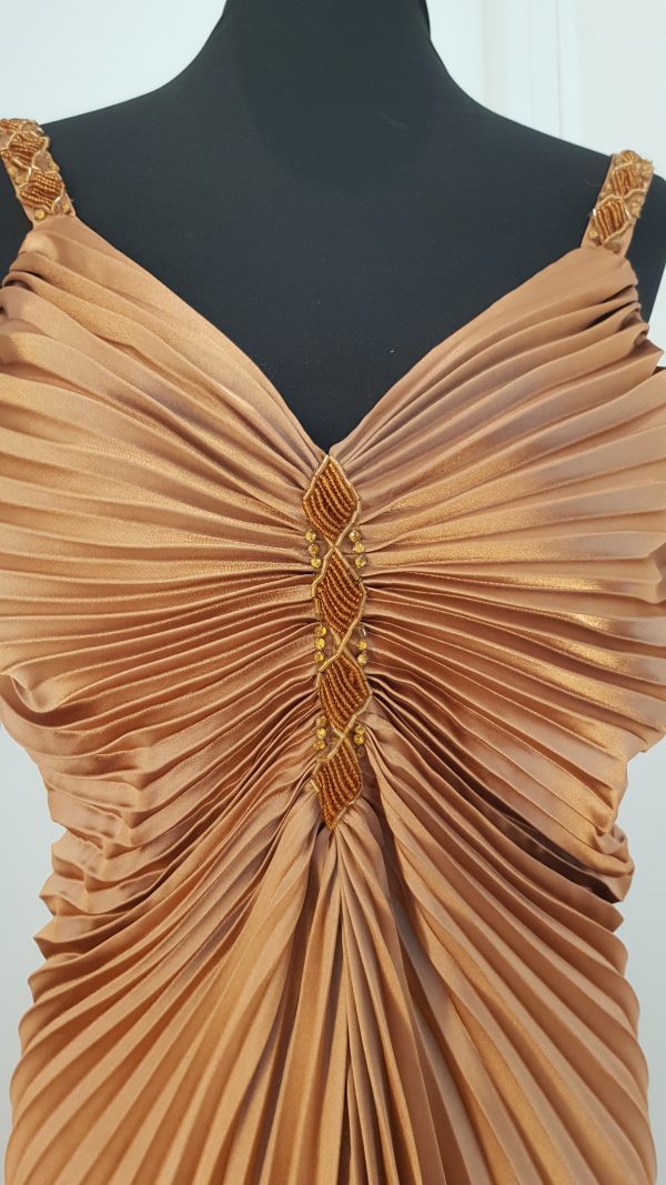 Bodenlanges Abendkleid in Kupferbraun mit dünnen bestickten Trägern, Plissee zentriert sich am Brustbein