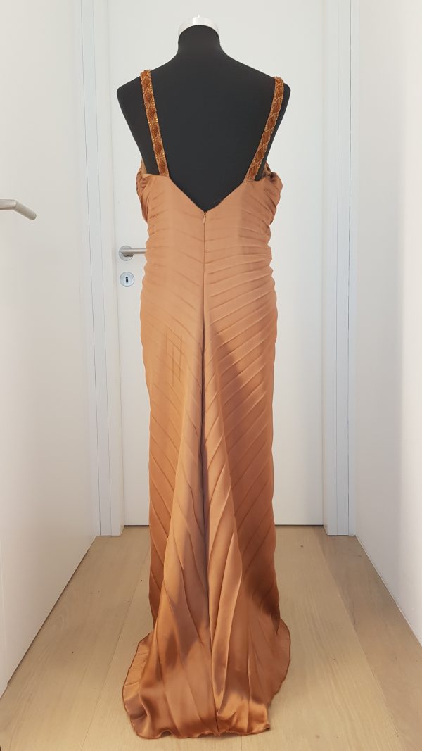 Bodenlanges Abendkleid in Kupferbraun mit dünnen bestickten Trägern, Plissee zentriert sich am Brustbein